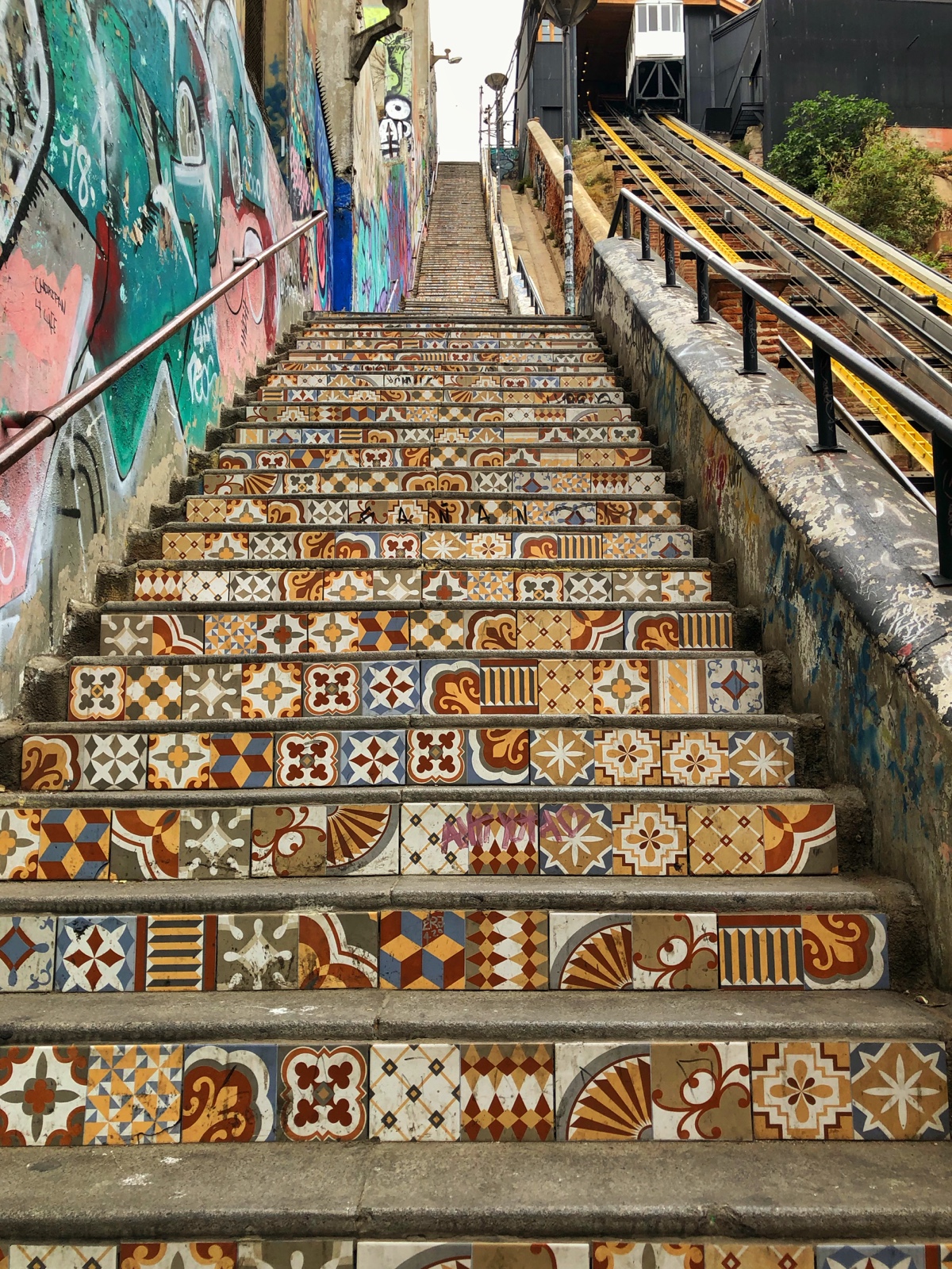 Valparaiso ist auf Hügeln gebaut. Damit man nicht immer Treppe laufen muss wurden Aufzüge gebaut